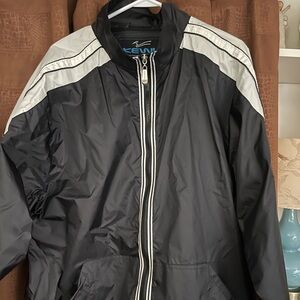 Men’s nylon windbreaker with lots of nice features